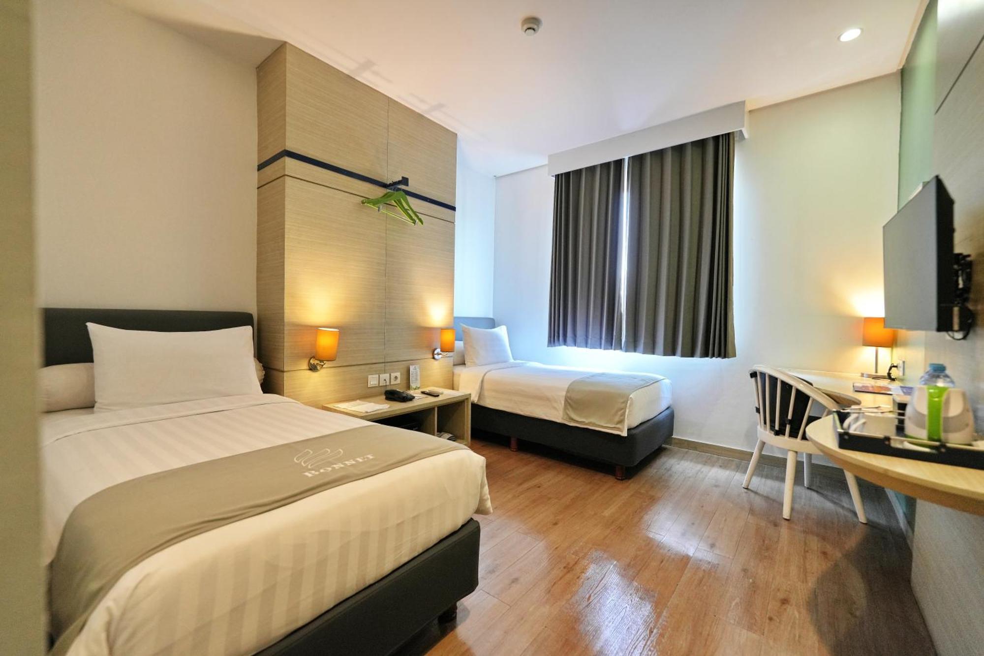 Bonnet Hotel Сурабая Экстерьер фото